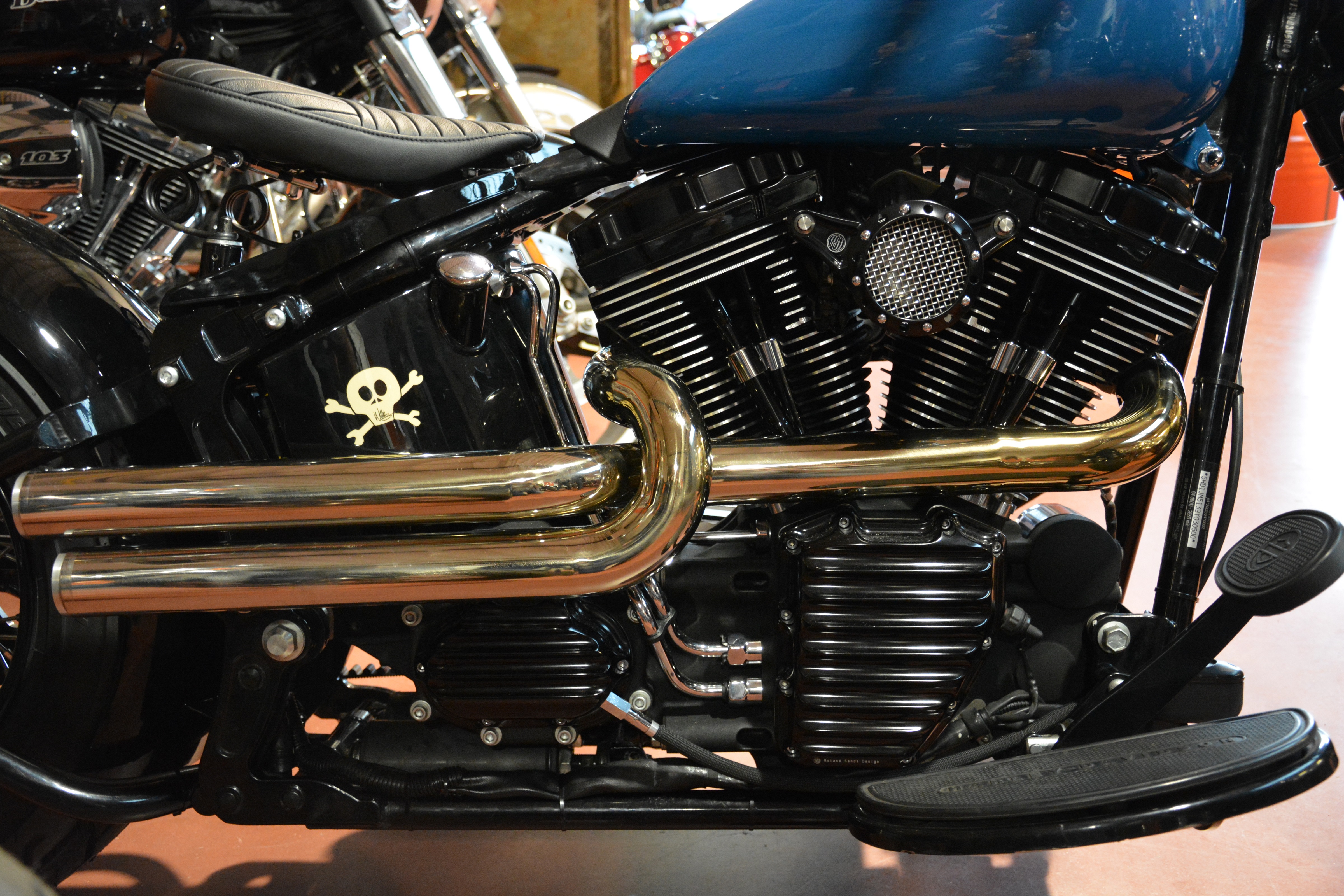 CROSS BONE CROSS BONE